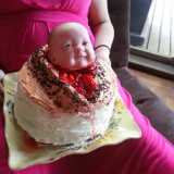 Ma nel mondo delle mamme �pancine� si pu� entrare anche prima di partorire. Negli Stati Uniti hanno pensato anche a una specie di rito di iniziazione: sono i baby shower, delle feste realizzate per la mamme in dolce attesa. Le invitate portano dei regali per il nascituro, guardano le foto delle ecografie e alla fine mangiano la cosiddetta vagina cake...